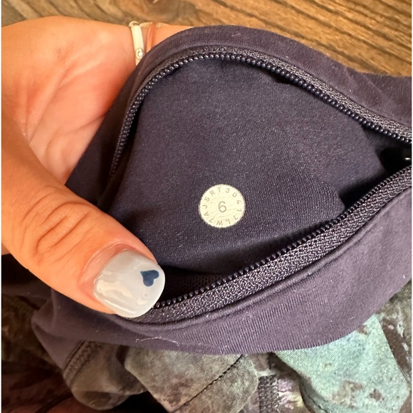 Lululemon workout shorts size 6 - Picture 2 of 3